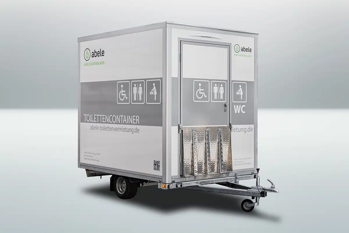 Mobiler Toilettencontainer mit Rollstuhlrampe, Symbolen für Barrierefreiheit und WC, von Abele Toilettenvermietung.