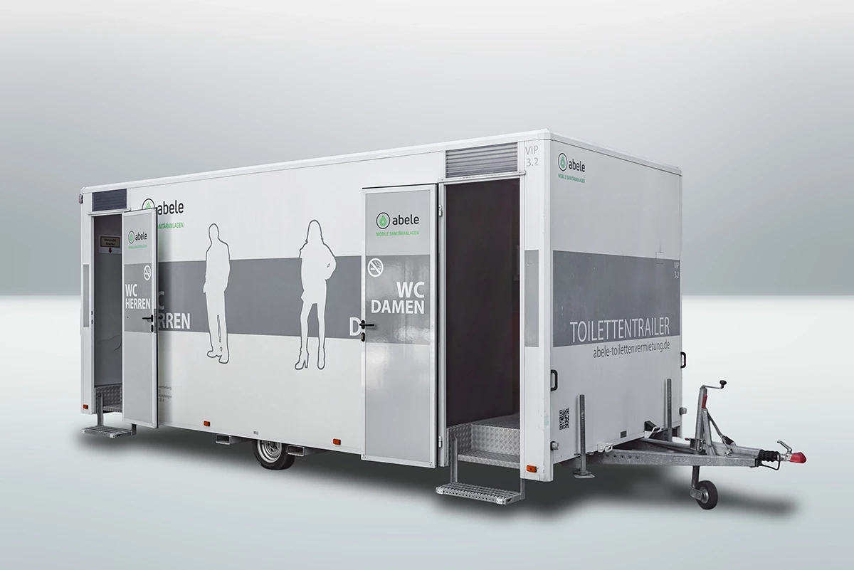 Mobiler Toilettenanhänger mit getrennten Eingängen für Damen und Herren auf grauem Hintergrund.