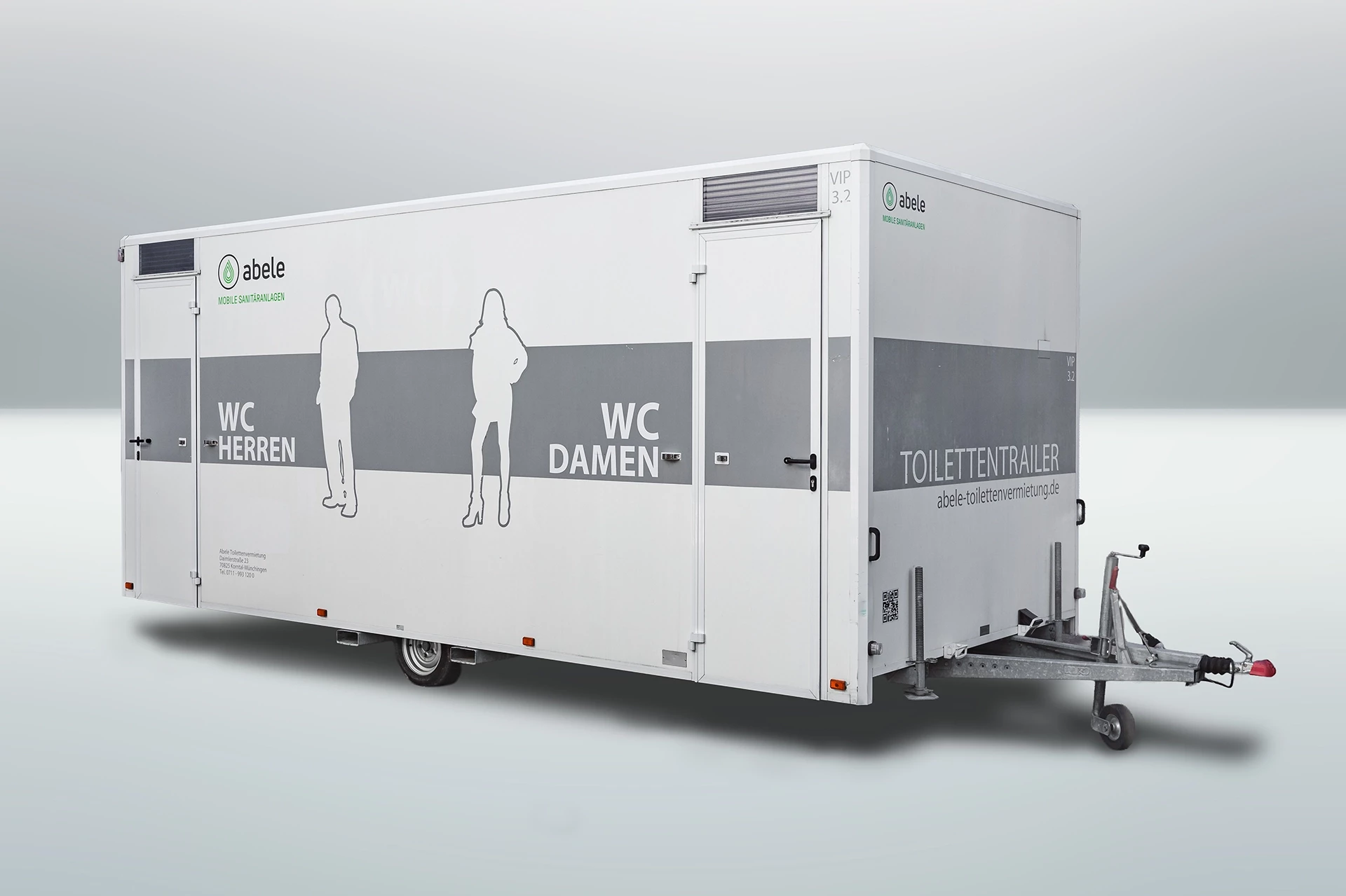 Toilettenwagen Modell Exklusiv – Mix 3/2 7 Mobiler Toilettenanhänger mit WC-Herren und WC-Damen-Beschriftung, bereit zur Vermietung.