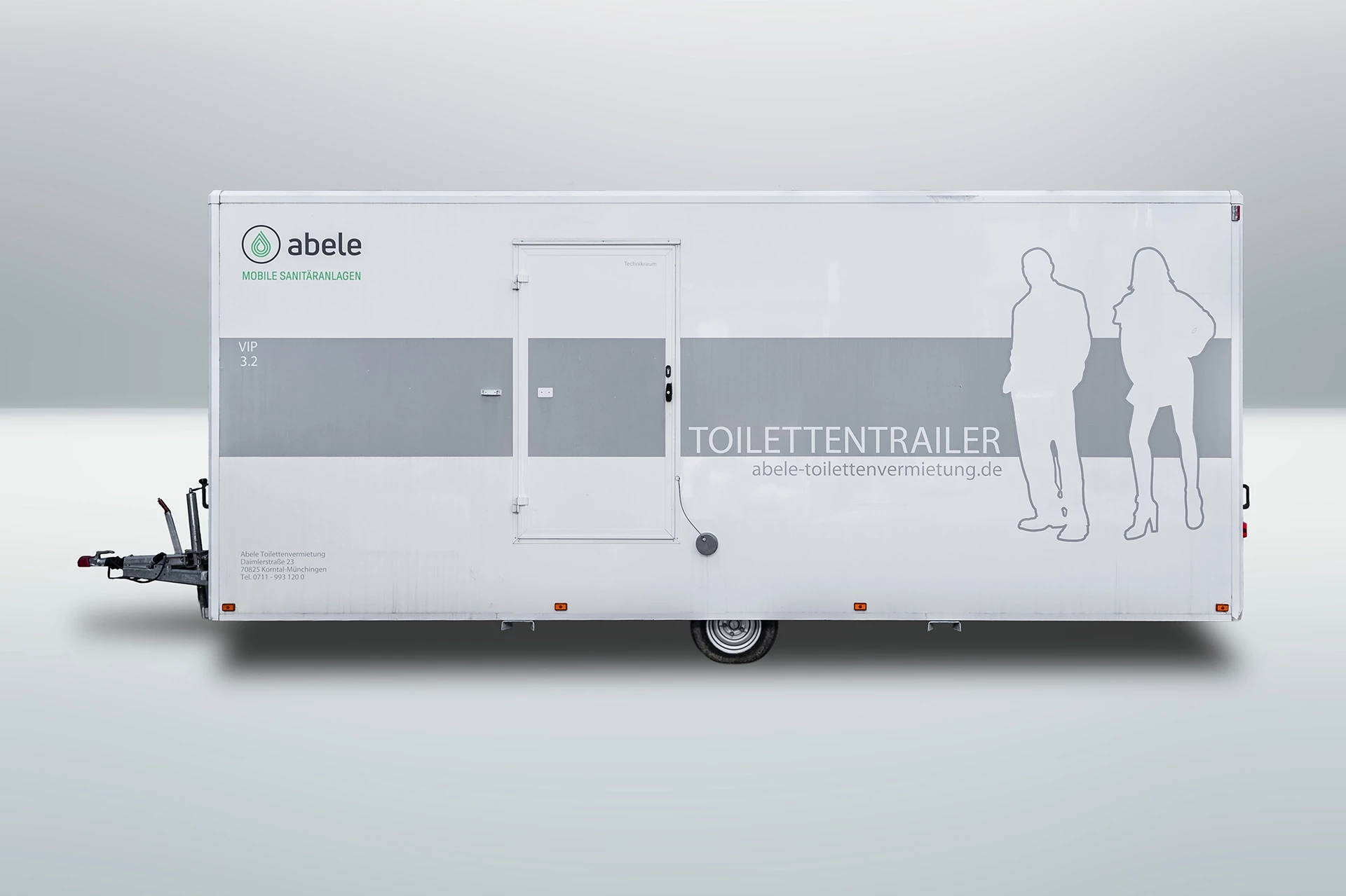 Toilettenwagen Modell Exklusiv – Mix 3/2 9 Weißer Toilettenanhänger von Abele mit Firmenlogo und Silhouetten auf der Seite, auf grauem Hintergrund abgebildet.