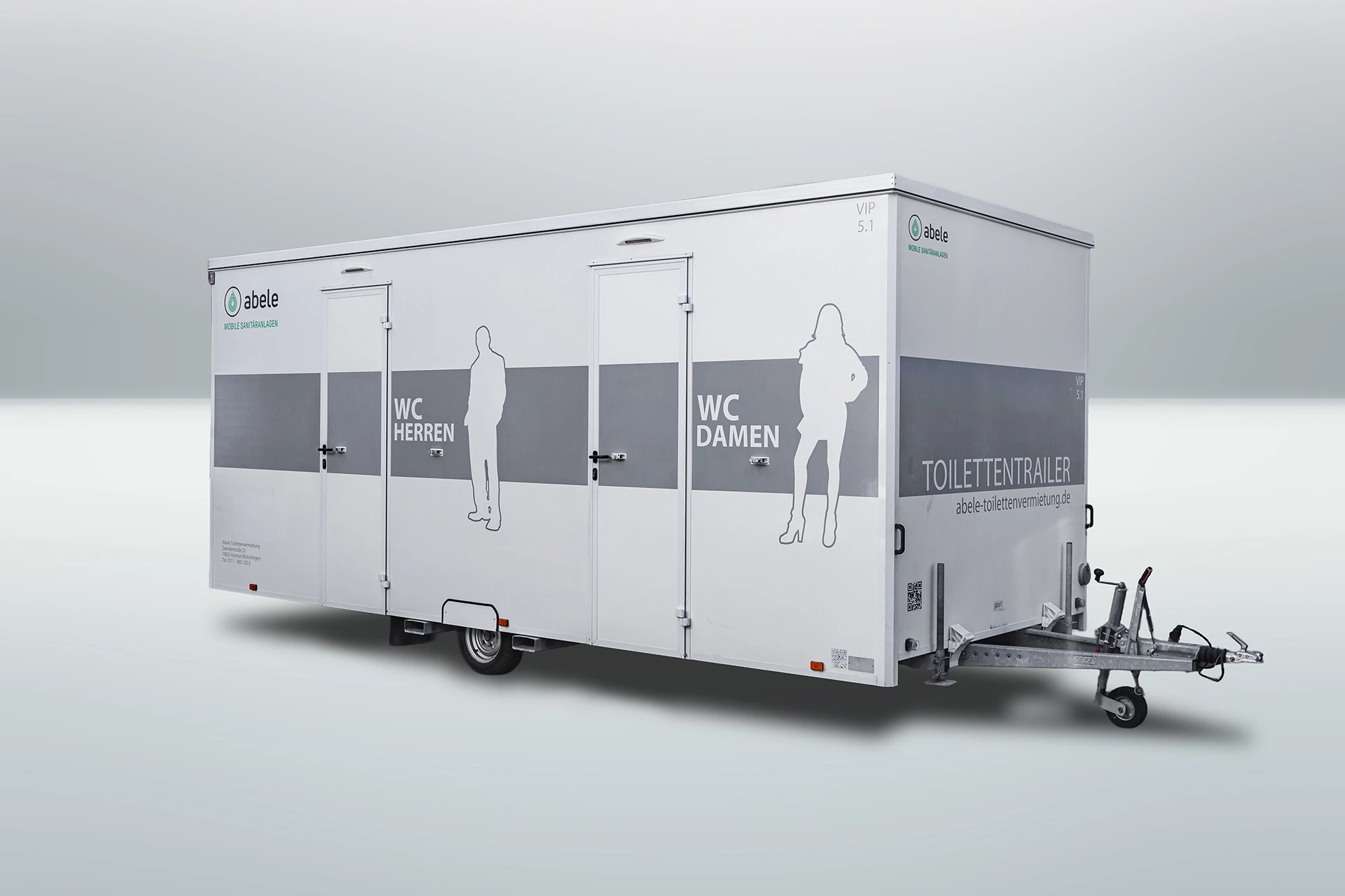 Toilettenwagen Modell Exklusiv – Mix 5/1 10 Mobiler Toilettenwagen mit getrennten Eingängen für Herren und Damen, beschriftet mit WC Herren und WC Damen.