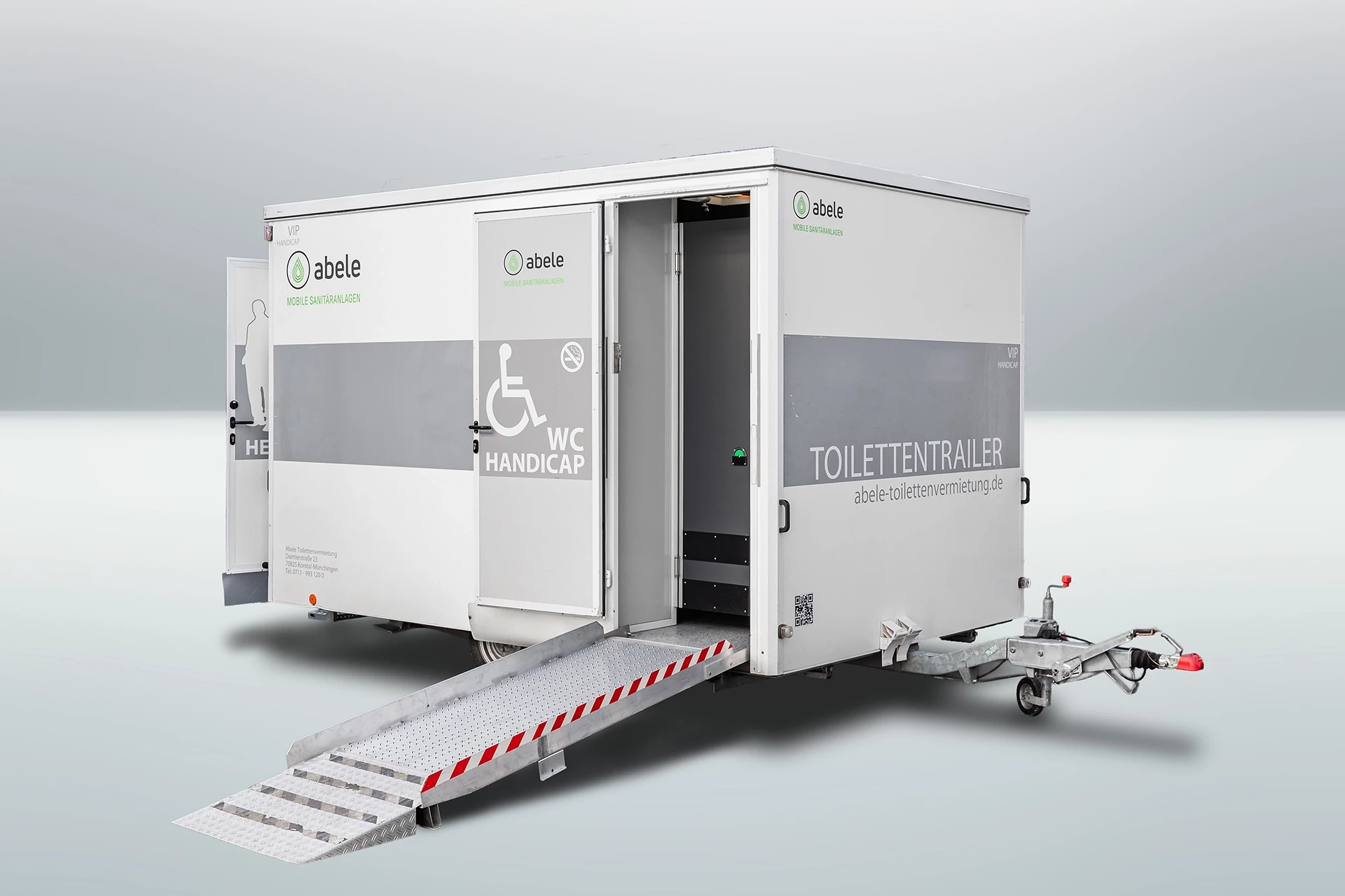 Toilettenwagen Modell Exklusiv – Handicap +2 12 Barrierefreier Toilettentrailer mit Rollstuhlrampe und Handicap-Symbol, bereit für den mobilen Einsatz auf Veranstaltungen.
