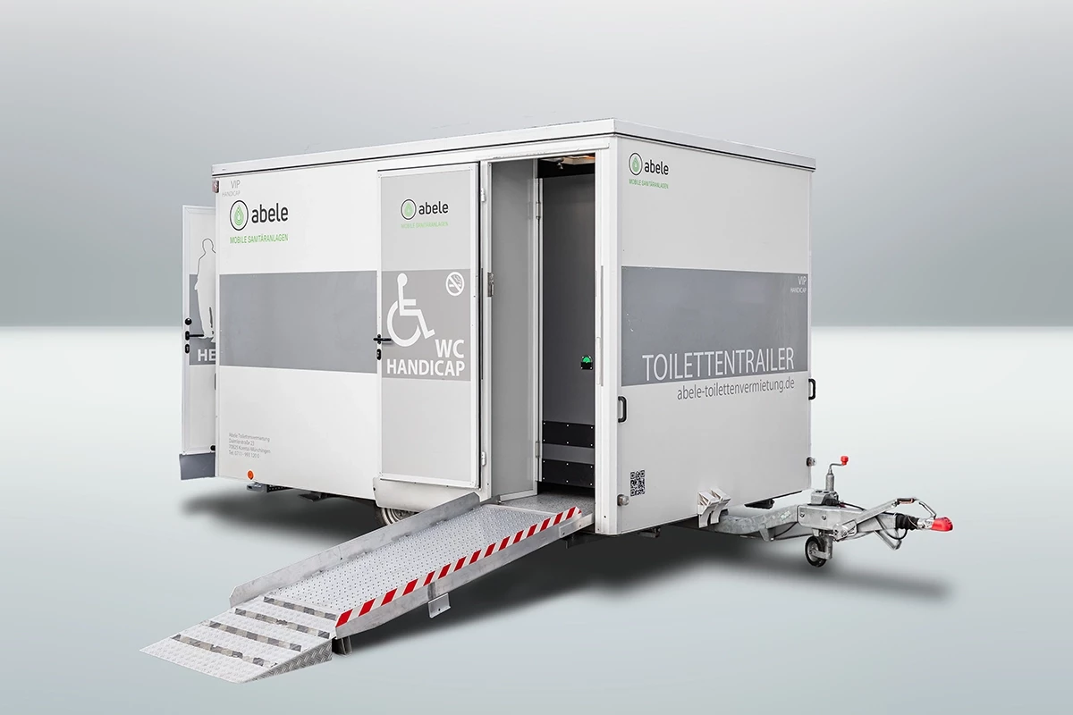 Barrierefreier Toilettentrailer mit Rollstuhlrampe, geeignet für Menschen mit Behinderung. Mobil und nutzerfreundlich.
