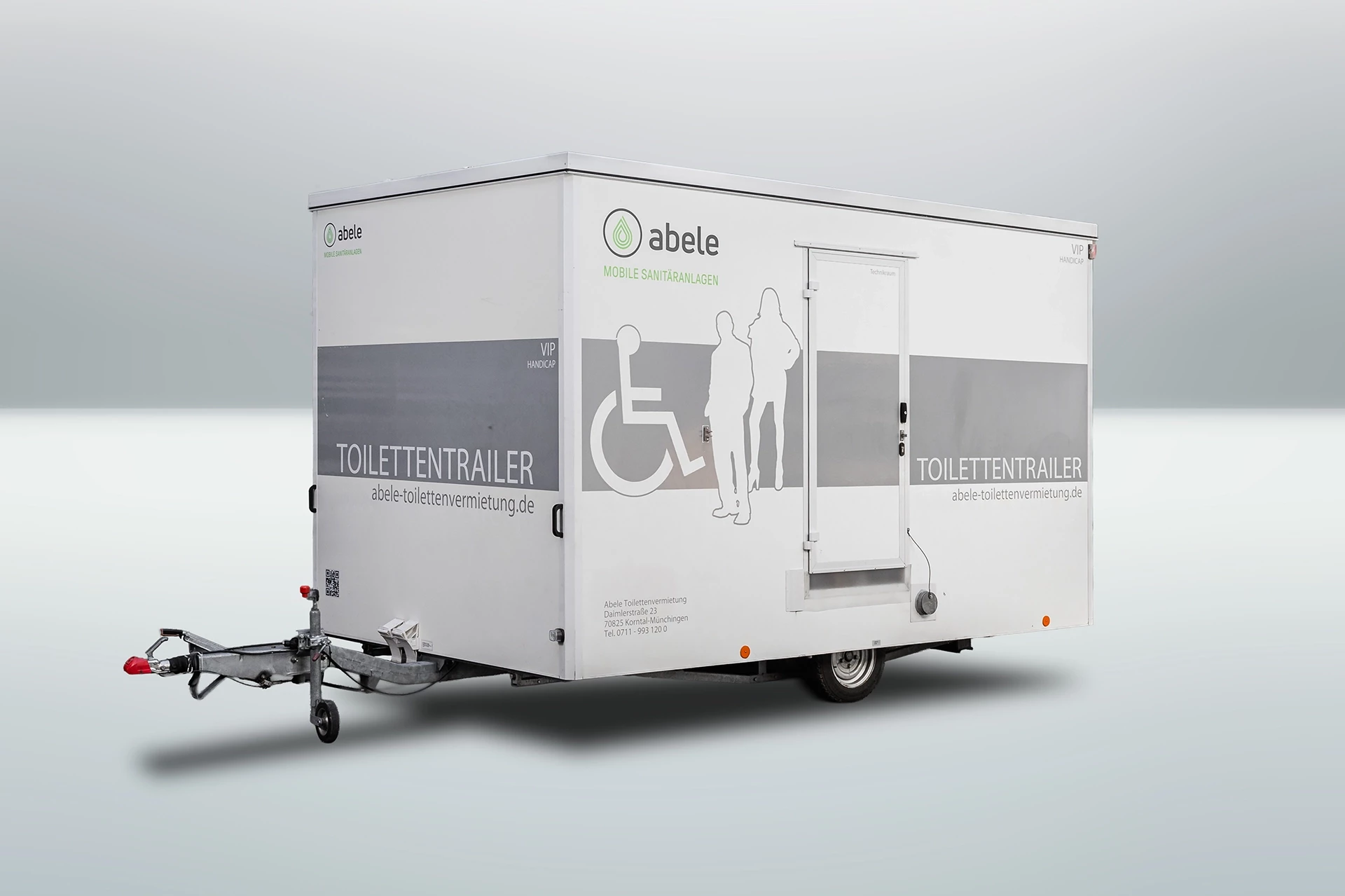 Toilettenwagen Modell Exklusiv – Handicap +2 6 Barrierefreier Toilettenanhänger mit Rollstuhlsymbol und menschlichen Silhouetten, angeboten von Abele Toilettenvermietung.