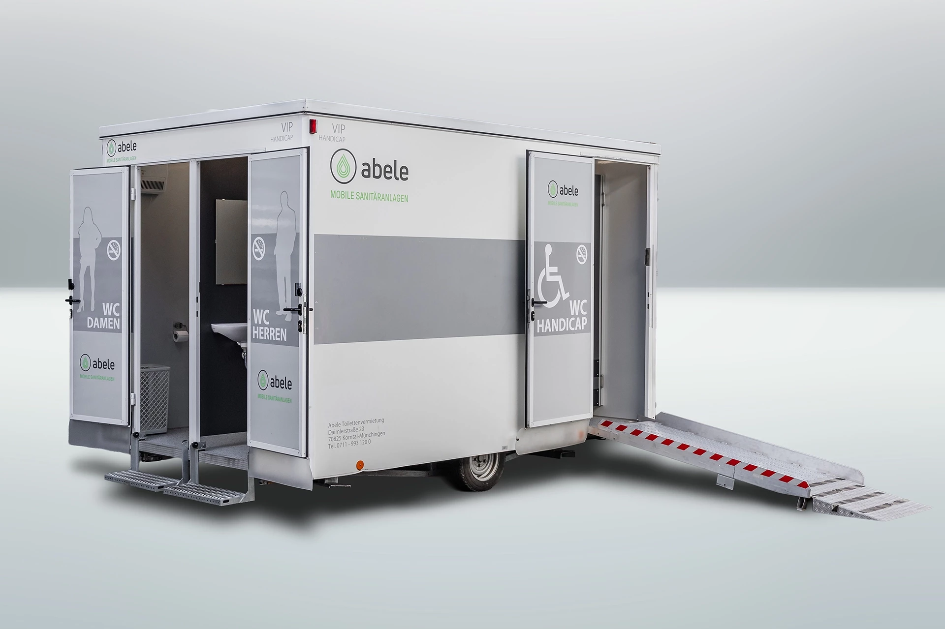 Toilettenwagen Modell Exklusiv – Handicap +2 10 Mobiler Sanitärcontainer mit behindertengerechter Rampe, getrennten Damen- und Herrentoiletten.