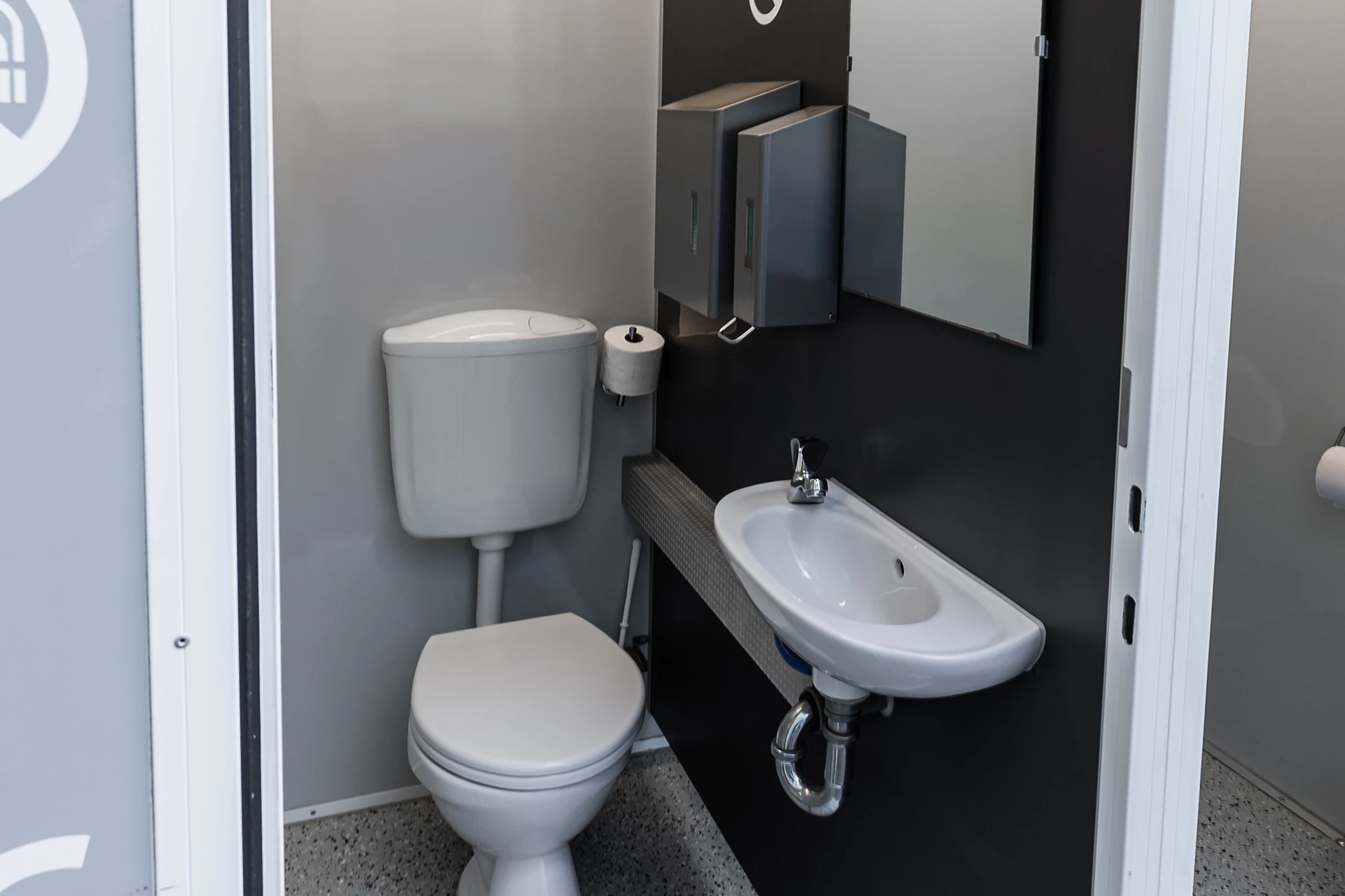 Toilettenwagen Modell Exklusiv – Handicap +2 11 Kleine Toilette mit WC, Waschbecken, Seifenspender und Spiegel in einem kompakten, modernen Design.