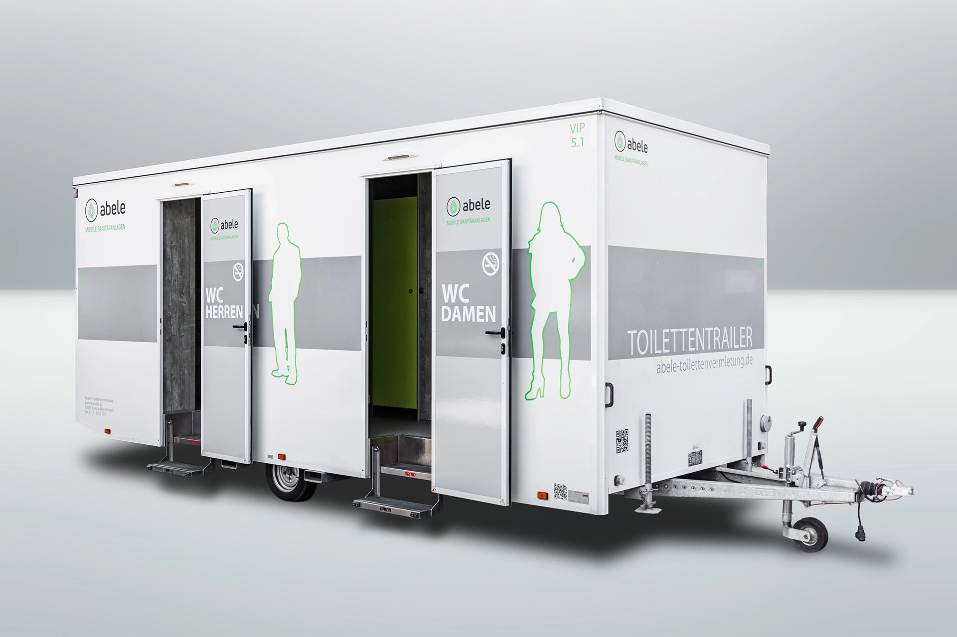 Luxus Toilettenwagen Modell Exklusiv – GoGreen 8 Mobiler Sanitäranhänger mit separaten Eingängen für Damen und Herren, Logos und Website-Info auf den Türen.