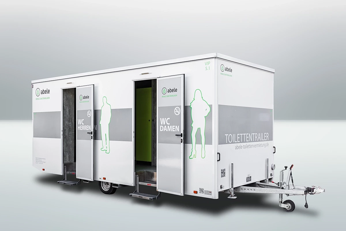 Mobiler Toilettenanhänger mit separaten Eingängen für Damen und Herren, neutral gestaltet auf hellem Hintergrund.