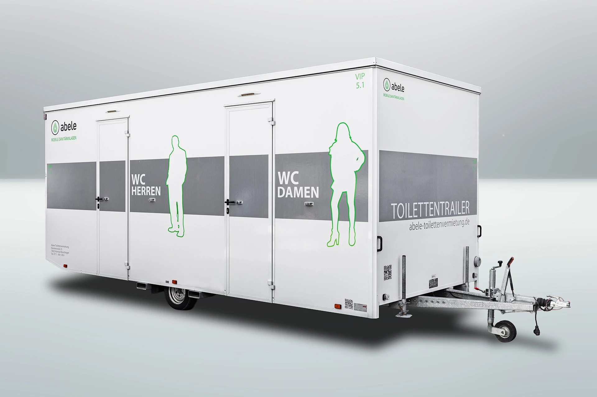 Luxus Toilettenwagen Modell Exklusiv – GoGreen 14 Mobiler Toilettenanhänger mit Damen- und Herrentoiletten, beschriftet mit grünem Umriss und grauen Schriftblöcken.