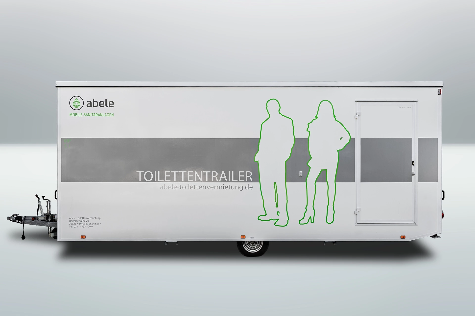 Luxus Toilettenwagen Modell Exklusiv – GoGreen 12 Mobiler Toilettentrailer von Abele mit grünen Silhouetten eines Mannes und einer Frau auf der Seitenwand, Webseite sichtbar.